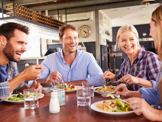 Kollegen beim Mittagessen